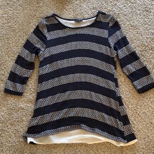 Light sweater with quarter length sleeves